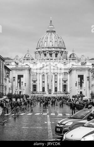 Auto della Polizia e sicurezza a Piazza San Pietro a Città del Vaticano - Roma / Italia - 6 novembre 2016 Foto Stock