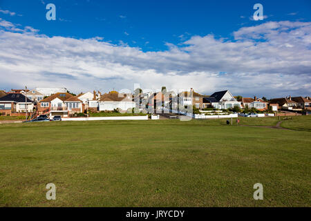 Soggiorno bungalow sul mare a Hampton, Herne Bay, Kent, Regno Unito, nell'estate bassa luce della sera. Foto Stock