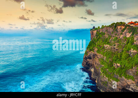 Scenario paesaggistico di alta rupe e mare tropicale al Tempio di Uluwatu, Bali, Indonesia. incredibile tramonto al Tempio di Uluwatu di Bali, Indonesia Foto Stock