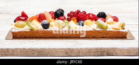 Su un piatto di deliziosa crostata di frutta Foto Stock