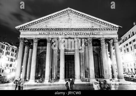 Il famoso Pantheon a Roma - la più antica chiesa della città - Roma / Italia - 6 novembre 2016 Foto Stock