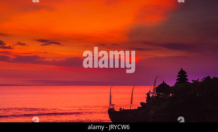 Scenario paesaggistico di alta rupe e mare tropicale al Tempio di Uluwatu, Bali, Indonesia. incredibile tramonto al Tempio di Uluwatu di Bali, Indonesia Foto Stock