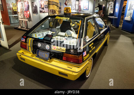 Vettura dipinta per Steelers in Pensilvania occidentale museo dello sport nell'Heinz History Center, Pittsburgh, Stati Uniti d'America Foto Stock