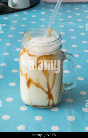 Caramello salato frappe servito in un bicchiere Foto Stock