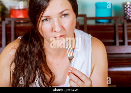 Bella giovane donna di mangiare nel ristorante buona donna cenare presso il tavolo Foto Stock