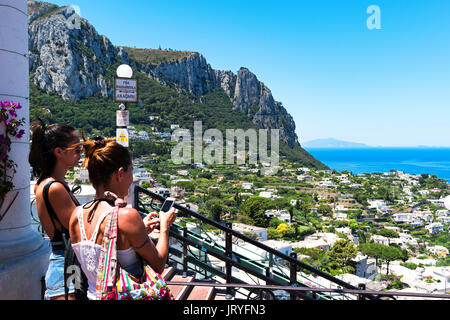 I turisti di prendere le foto delle vacanze sull'isola di Capri, Italia Foto Stock