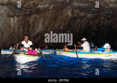 Visitatori turisti all'interno della grotta azzurra gotta azzurra sull isola di capri nel golfo di Napoli, Italia. Foto Stock