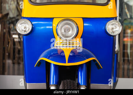 Blue tuk tuk, tailandese tradizionale taxi a Bangkok in Tailandia. Foto Stock