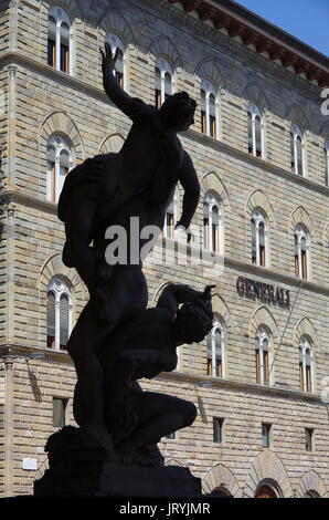 Firenze,IT - Agosto 05, 2017 - Silhouette di 'Il ratto delle Sabine' statua del Giambologna, withe il centro medievale di Firenze in background. Foto Stock