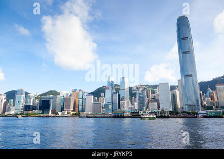 HONG KONG, luglio 10, 2017: i moderni grattacieli di Hong Kong skyline del centro presso il distretto centrale come si vede dal Victoria Harbour. Foto Stock