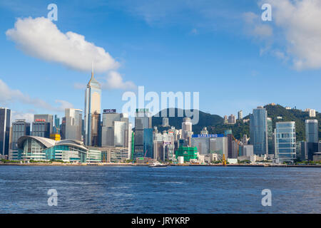 HONG KONG, luglio 10, 2017: i moderni grattacieli di Hong Kong skyline del centro presso il distretto centrale come si vede dal Victoria Harbour. Foto Stock