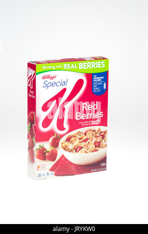 Scatola di Kelloggs Special K di bacche rosse di cereali per la colazione su sfondo bianco, cut-out. Foto Stock