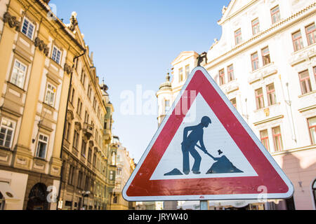 Segno di scavo. Opere davanti un cartello di segnalazione su una strada. Foto Stock