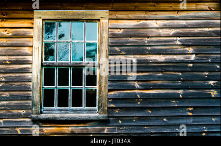 1 finestra multipaned in un rustico di parete in legno Foto Stock