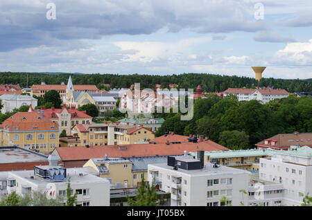 Soderhamn, Svezia - 18 luglio 2017. Veduta della cittadina di Soderhamn tra Stoccolma e Sundsvall dalla torre di osservazione, Oscarsborg. Foto Stock