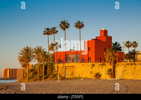 Spiaggia a sunrise. Bil-Bil castello costruito in stile neo-stile Arabo nel 1934, Benalmadena. Provincia di Malaga Costa del Sol. Andalusia Spagna meridionale, Europa Foto Stock