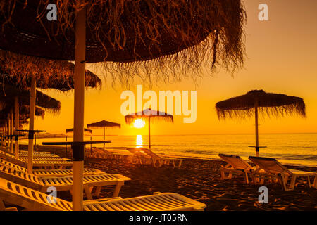 Spiaggia amache di sunrise, Benalmadena. Provincia di Malaga Costa del Sol. Andalusia Spagna meridionale, Europa Foto Stock