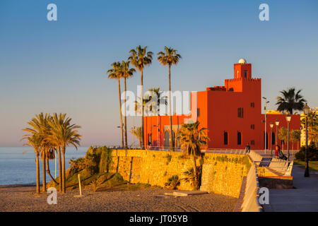 Spiaggia a sunrise. Bil-Bil castello costruito in stile neo-stile Arabo nel 1934, Benalmadena. Provincia di Malaga Costa del Sol. Andalusia Spagna meridionale, Europa Foto Stock