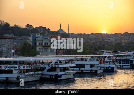 Vista della parte di Istanbul da un tour in barca nelle lo stretto del Bosforo ad Istanbul in Turchia Foto Stock