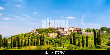 Portole - idilliaca cittadina su una collina in Istria centrale, assomiglia molto Toscana paesaggio e architettura Foto Stock