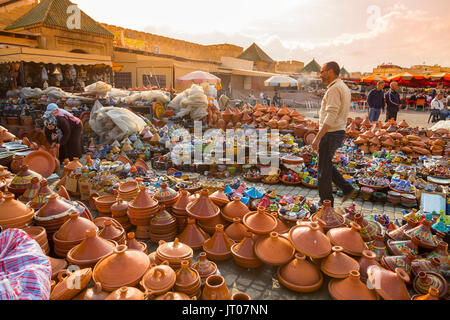 Ceramiche, piatti tajines, città imperiale Meknes, Marocco, Maghreb Nord Africa Foto Stock