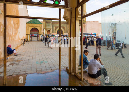 La vita di strada scena. La Bab Mansour o Masour Bab el-Aleuj porta, Piazza Lahdim. Vecchia città imperiale cancello costruito nel 1732 da Moulay Abdallah, Meknes. Il Marocco Foto Stock