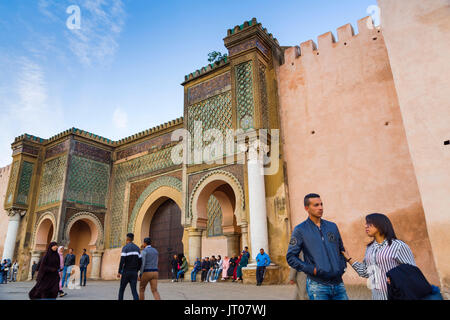 La vita di strada scena. La Bab Mansour o Masour Bab el-Aleuj porta, Piazza Lahdim. Vecchia città imperiale cancello costruito nel 1732 da Moulay Abdallah, Meknes. Il Marocco Foto Stock