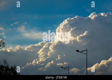 Il cielo blu con nuvole temporalesche. Città Imperiale Meknes, Marocco, Maghreb Nord Africa Foto Stock