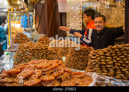 Dolci marocchini. Souk Medina di Fez, Fes el Bali. Il Marocco, Maghreb Nord Africa Foto Stock