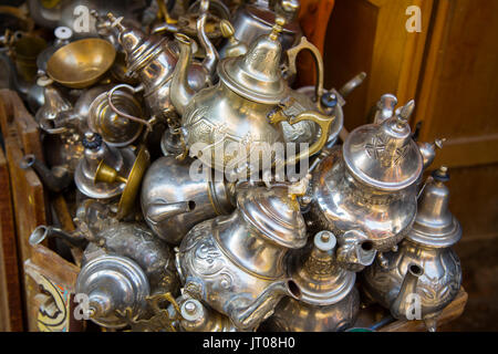 Metallo tradizionale marocchino teiera di menta per la vendita nel souk, Vecchio Souk Medina di Fez. Fes el Bali. Il Marocco, Maghreb Nord Africa Foto Stock