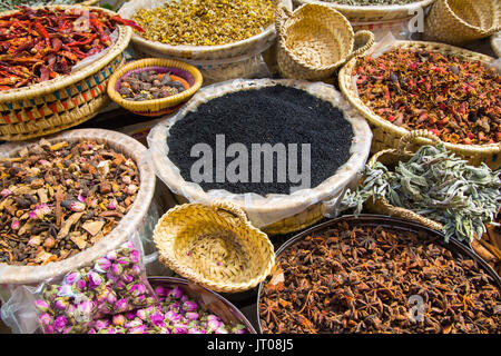 Cestini di spezie secche, le gemme e le erbe nei souk. Souk Medina di Fez, Fes el Bali. Il Marocco, Maghreb Nord Africa Foto Stock