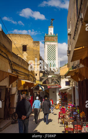 La Medersa Bou Inania minareto. La vita di strada scena. Souk Medina di Fez, Fes el Bali. Il Marocco, Maghreb Nord Africa Foto Stock