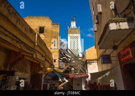 La Medersa Bou Inania minareto. La vita di strada scena. Souk Medina di Fez, Fes el Bali. Il Marocco, Maghreb Nord Africa Foto Stock