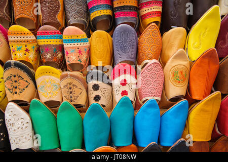 Babouches marocchino o pelle pantofole shop. Souk Medina di Fez, Fes el Bali. Il Marocco, Maghreb Nord Africa Foto Stock