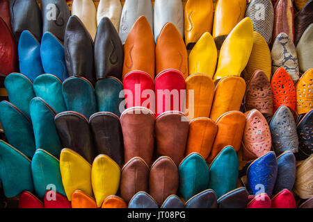 Babouches marocchino o pelle pantofole shop. Souk Medina di Fez, Fes el Bali. Il Marocco, Maghreb Nord Africa Foto Stock