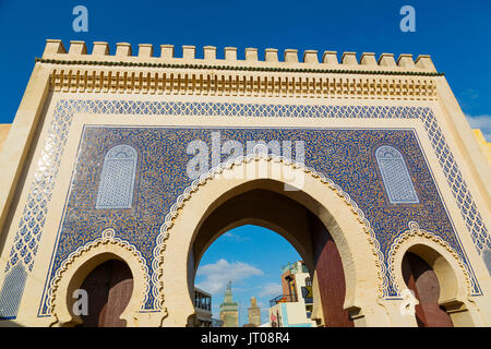 La vita di strada scena. Bab Bou Jeloud gate, entrata principale souk Medina di Fez, Fes el Bali. Il Marocco, Maghreb Nord Africa Foto Stock