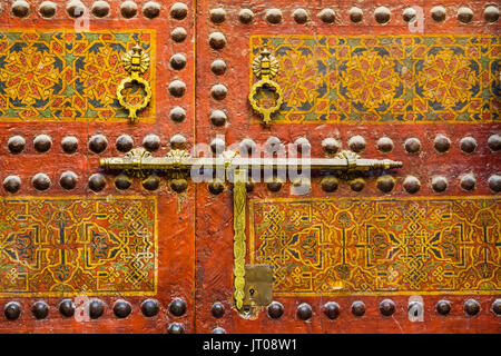 Dettaglio della tradizionale porta, Souk Medina di Fez, Fes el Bali. Il Marocco, Maghreb Nord Africa Foto Stock