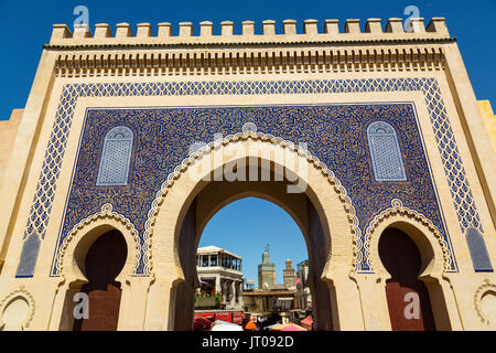 La vita di strada scena. Bab Bou Jeloud gate, entrata principale souk Medina di Fez, Fes el Bali. Il Marocco, Maghreb Nord Africa Foto Stock