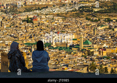 Paesaggio, Vista panoramica, donne contemplando il panorama Souk della Medina di Fez, Fes el Bali. Il Marocco, Maghreb Nord Africa Foto Stock