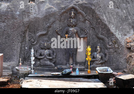 Dio indù shiva statua immagine nel sito archeologico Vat Phou o Wat Phu del sito Patrimonio Mondiale dell'UNESCO decimo secolo è una rovina il Khmer tempio indù f Foto Stock