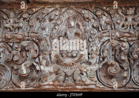 Un architrave che mostra Vishnu su Garuda di livello superiore della parete nord-est del santuario di Vat Phou o Wat Phu nel Patrimonio mondiale dell UNESCO a Pakse, Champa Foto Stock