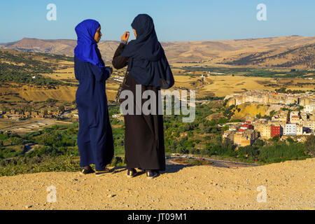 Paesaggio, Vista panoramica, donne contemplando il panorama Souk della Medina di Fez, Fes el Bali. Il Marocco, Maghreb Nord Africa Foto Stock