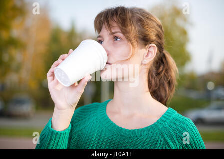 Felice giovane studente ragazza bere take away caffè. Foto Stock