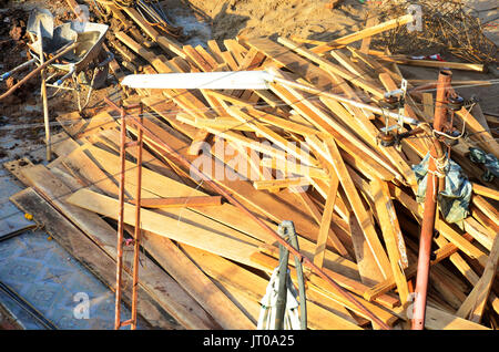 Palo di legno per costruire casa in costruzione sito a Pakse in Champasak, Laos. Foto Stock