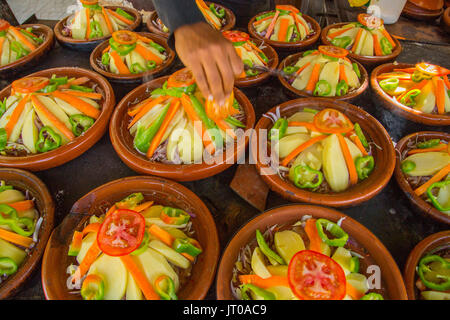 Cucina marocchina tradizionale Piatto per tajine, la carne e le verdure. Il Marocco, Maghreb Nord Africa Foto Stock