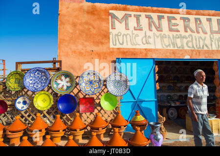 Ceramica in un negozio di artigianato, Ouarzazate. Il Marocco, Maghreb Nord Africa Foto Stock