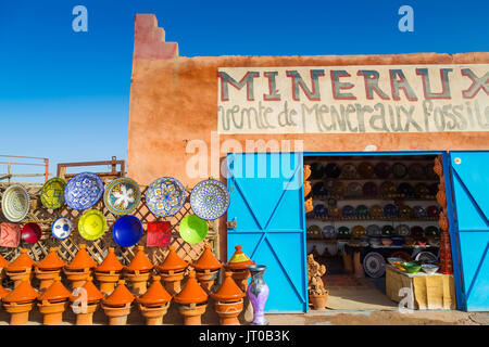 Ceramica in un negozio di artigianato, Ouarzazate. Il Marocco, Maghreb Nord Africa Foto Stock