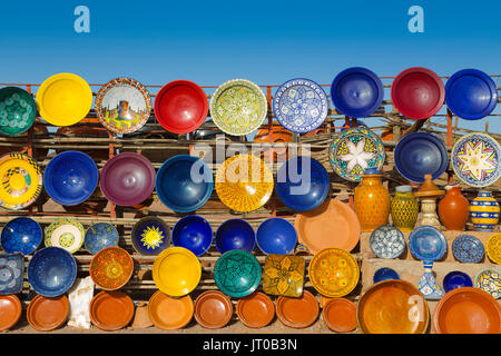 Ceramica in un negozio di artigianato, Ouarzazate. Il Marocco, Maghreb Nord Africa Foto Stock