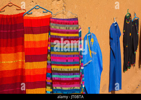 Marocchino tradizionale negozio di abbigliamento e artigianato. Ksar Ait Benhaddou, vecchio Berber adobe-villaggio di mattoni o kasbah, provincia di Ouarzazate. UNESCO World H Foto Stock