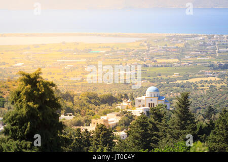 Bellissima vista sul mare e la Chiesa Greca dalla zia nel villaggio di Kos. Foto Stock